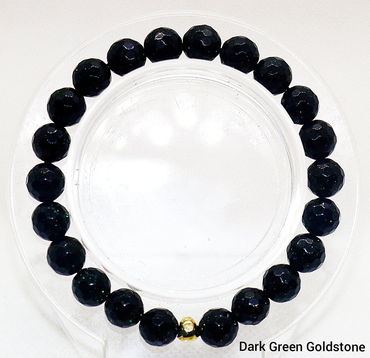 Piedra dorada verde oscura facetada