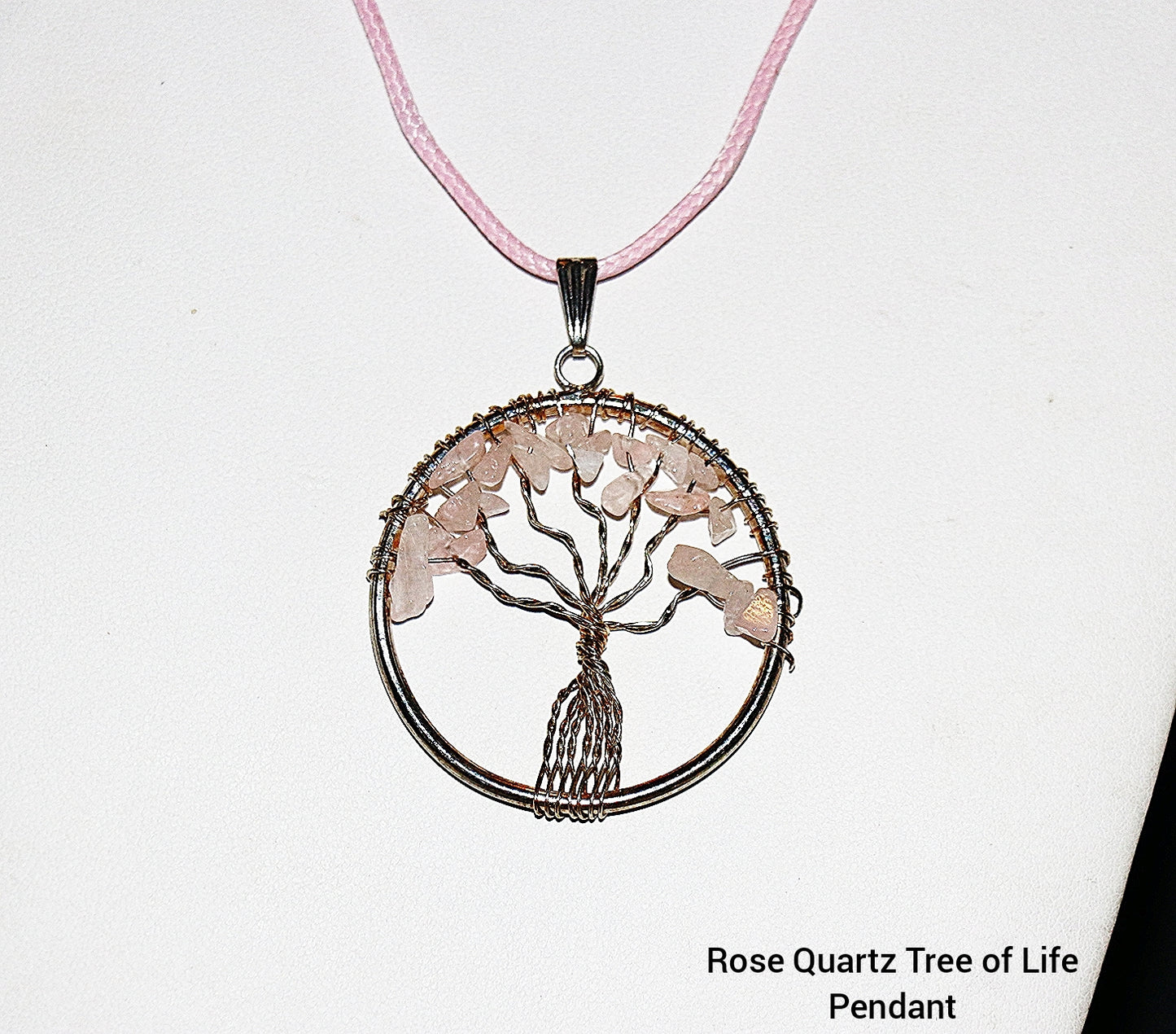 Collar rosa con colgante de árbol de la vida de cuarzo rosa en tono dorado
