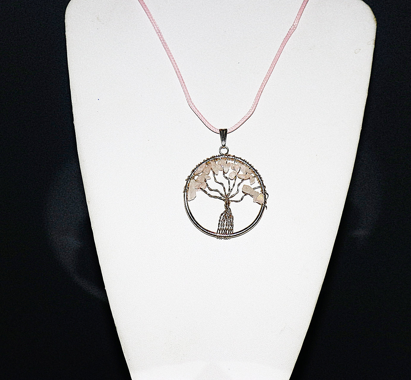 Collar rosa con colgante de árbol de la vida de cuarzo rosa en tono dorado