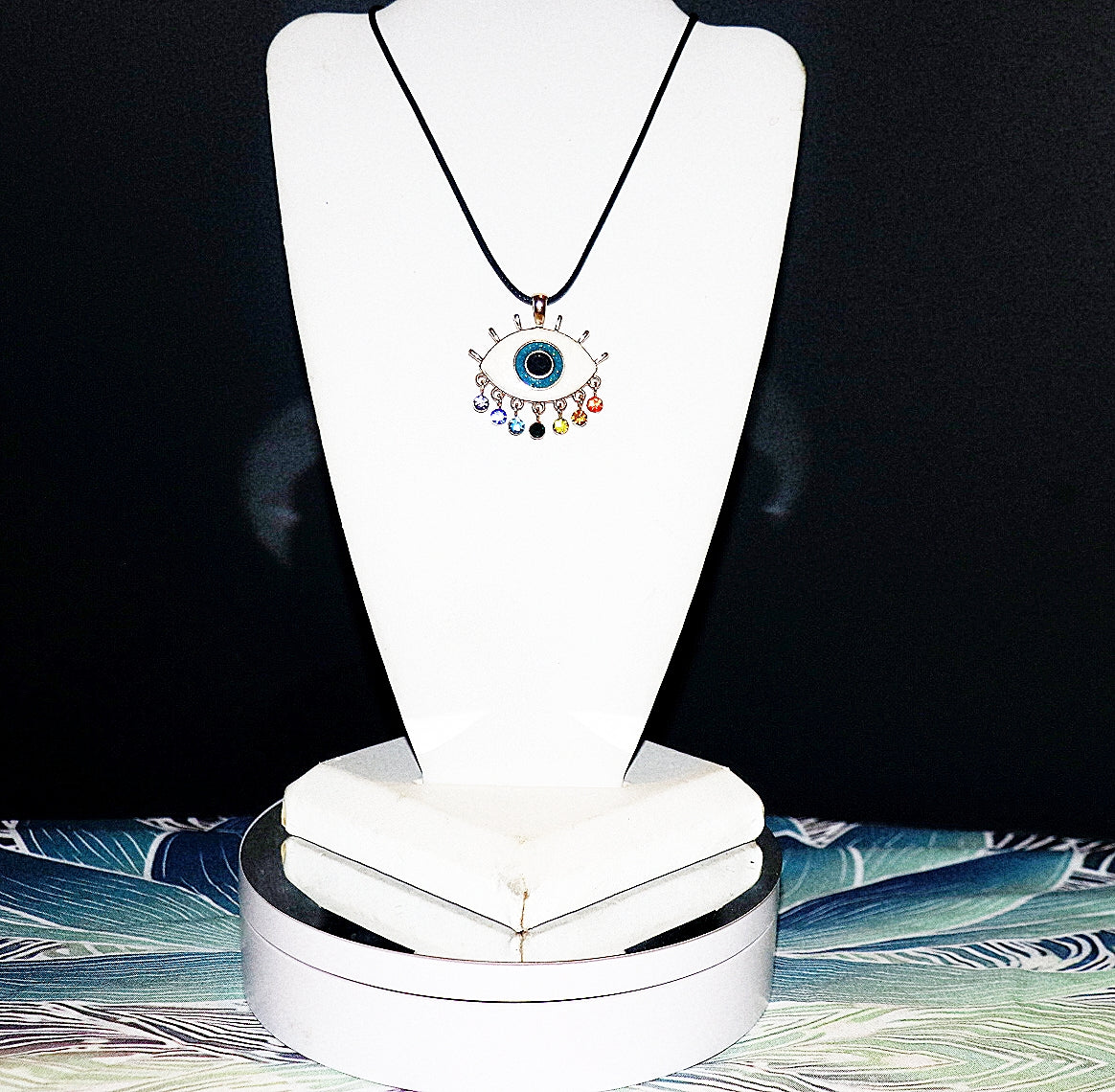 Collar con colgante de color de los chakras y el mal de ojo