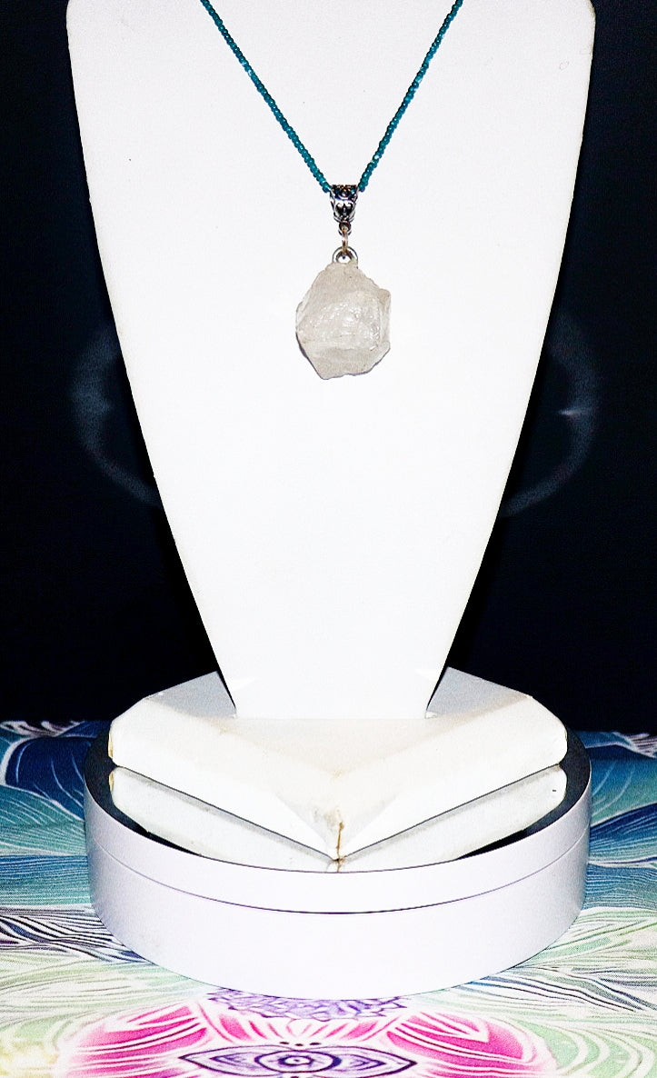 Collar con colgante de cuarzo transparente en bruto