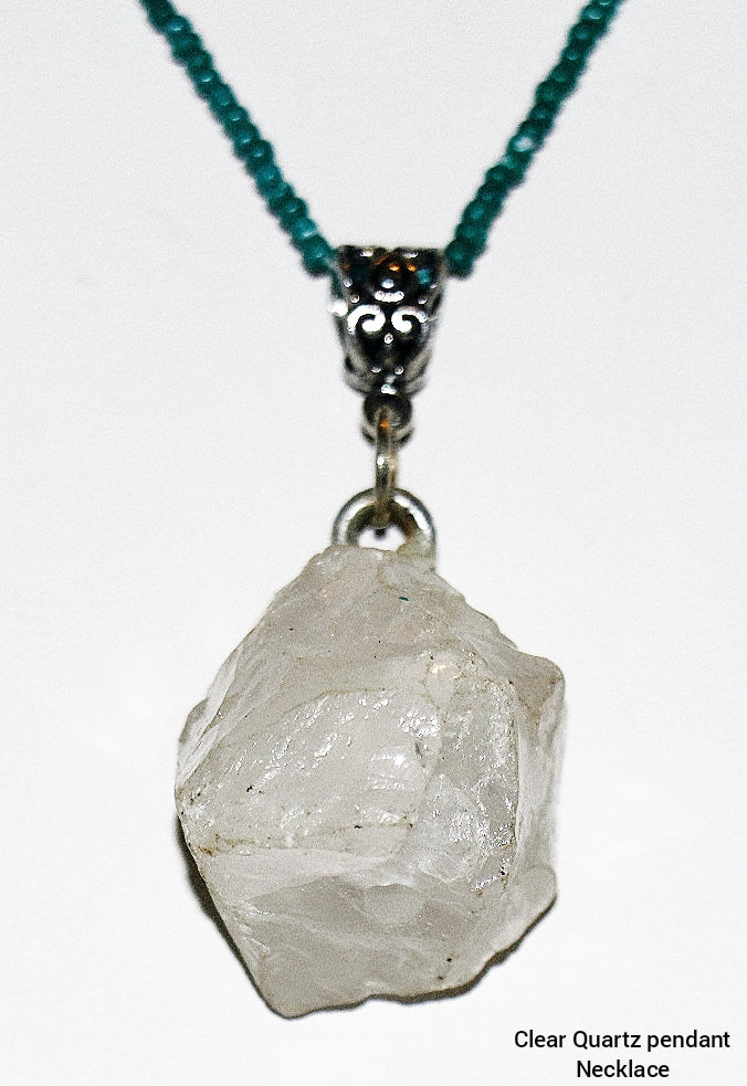 Collar con colgante de cuarzo transparente en bruto