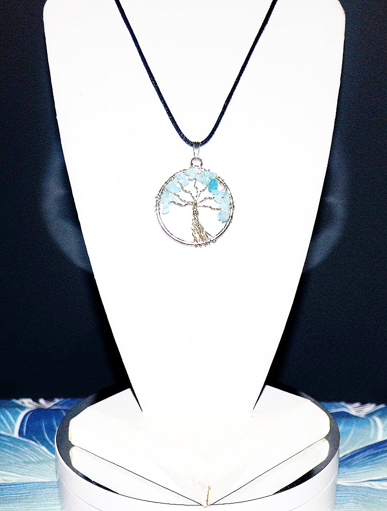 Collar con colgante del árbol de la vida en aguamarina en tono dorado