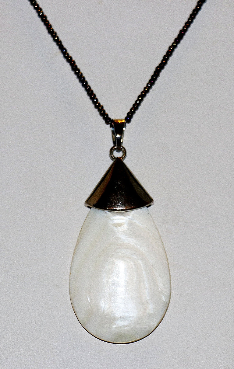 Colgante y collar de madreperla