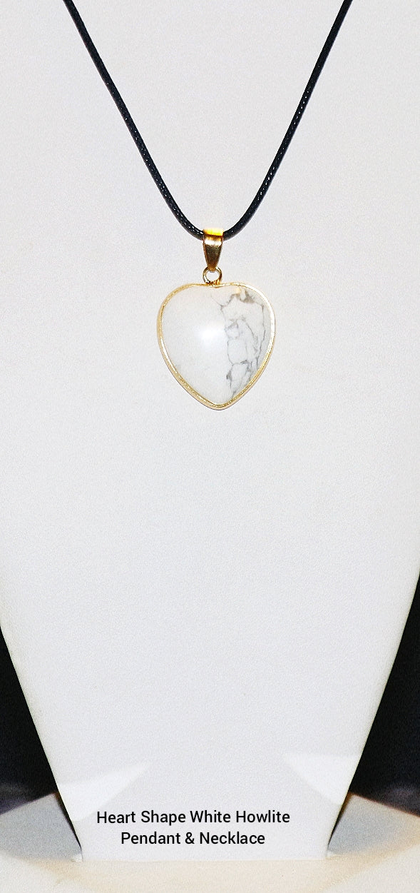 Colgante y collar de howlita blanca en forma de corazón