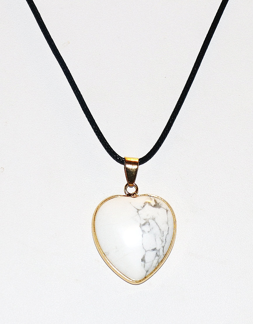 Colgante y collar de howlita blanca en forma de corazón