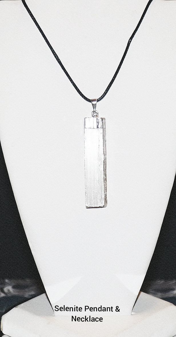 Colgante y collar de piedras preciosas de selenita