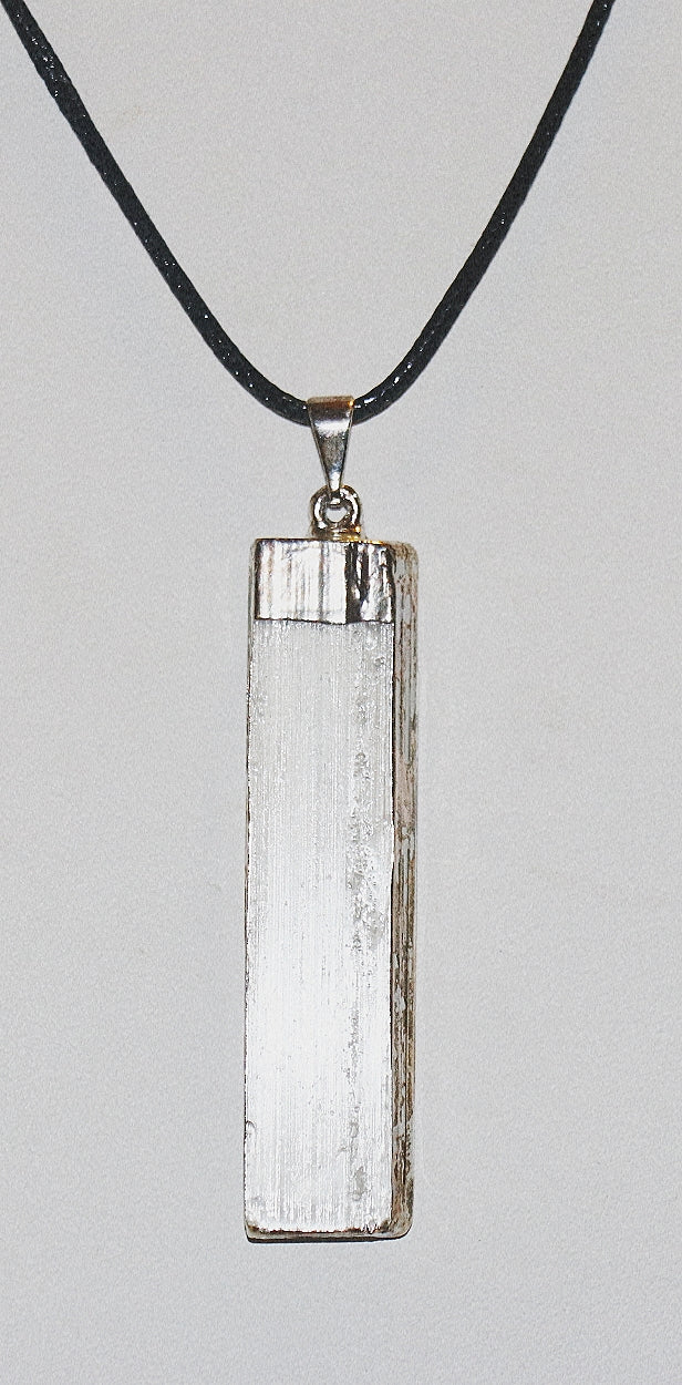Colgante y collar de piedras preciosas de selenita