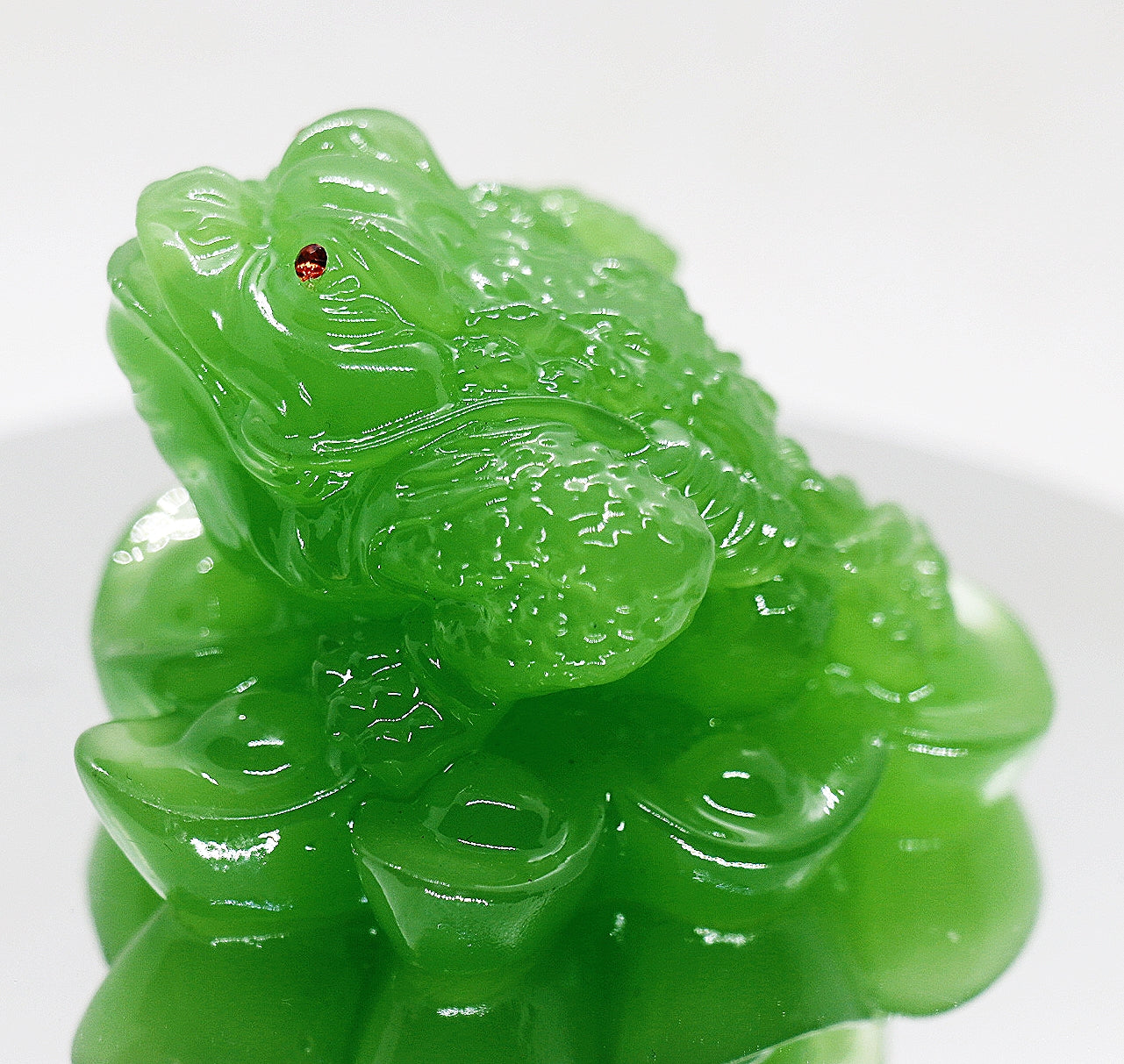 Artefactos y accesorios con piedras preciosas de rana