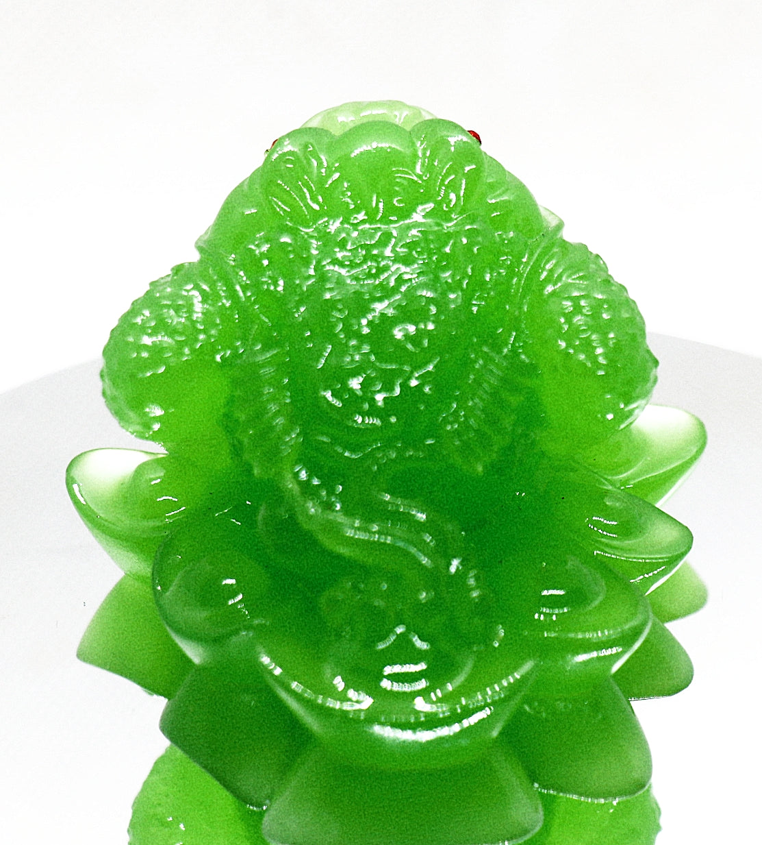 Artefactos y accesorios con piedras preciosas de rana