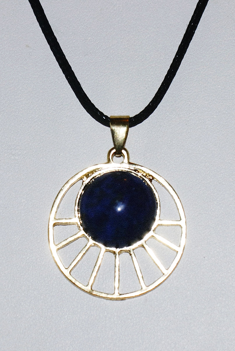 Colgante y collar circulares de lapislázuli azul