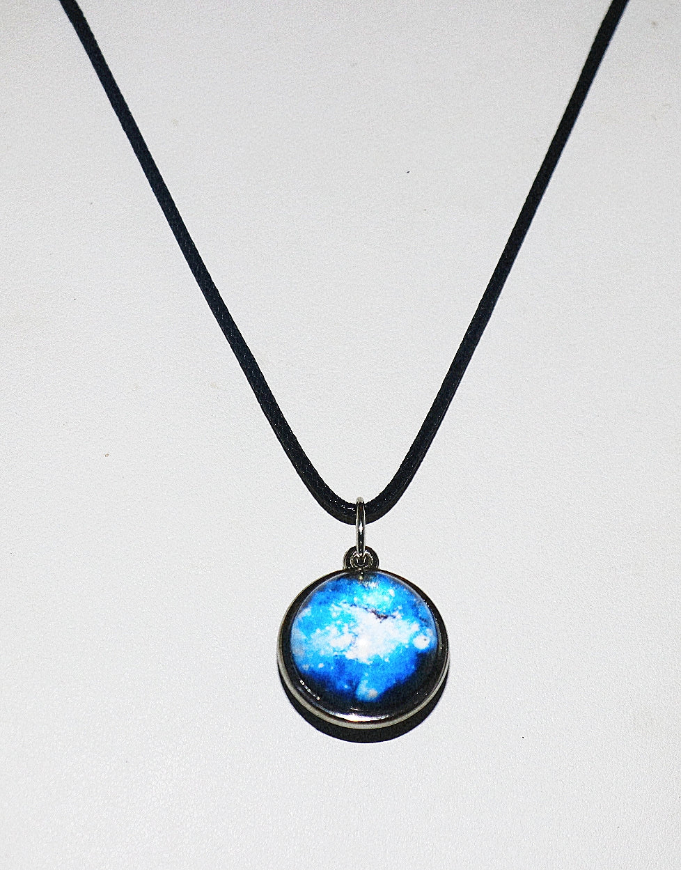 Colgante y collar con esfera circular azul