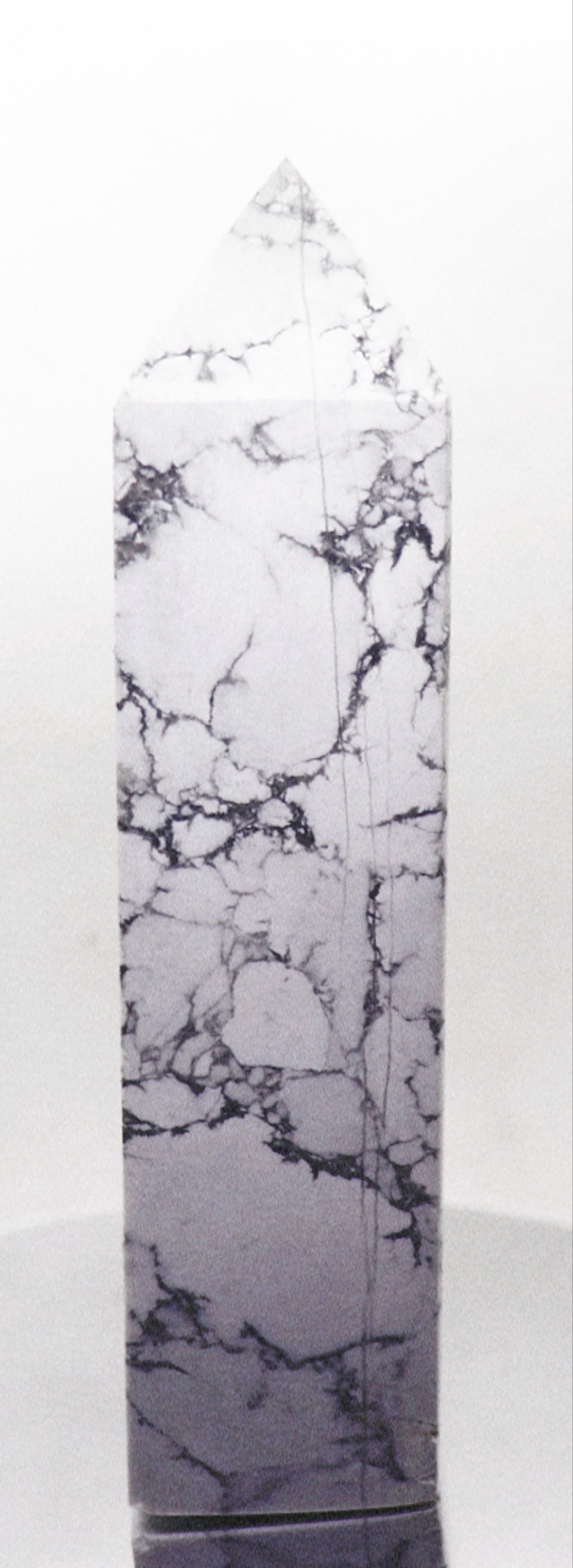 Torre de piedras preciosas de howlita blanca