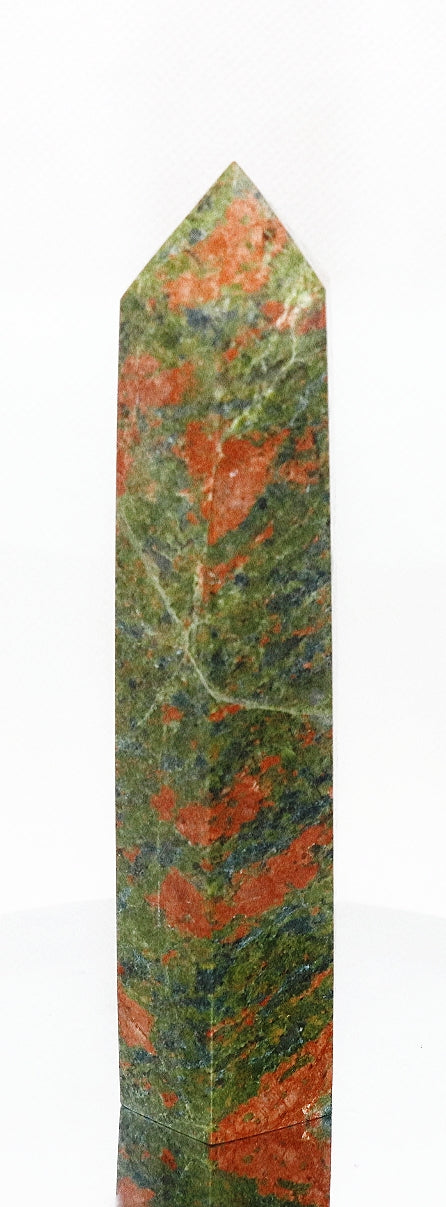 Torre de piedras preciosas de unakita