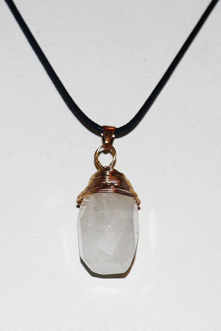 Colgante y collar de piedras preciosas de cuarzo transparente