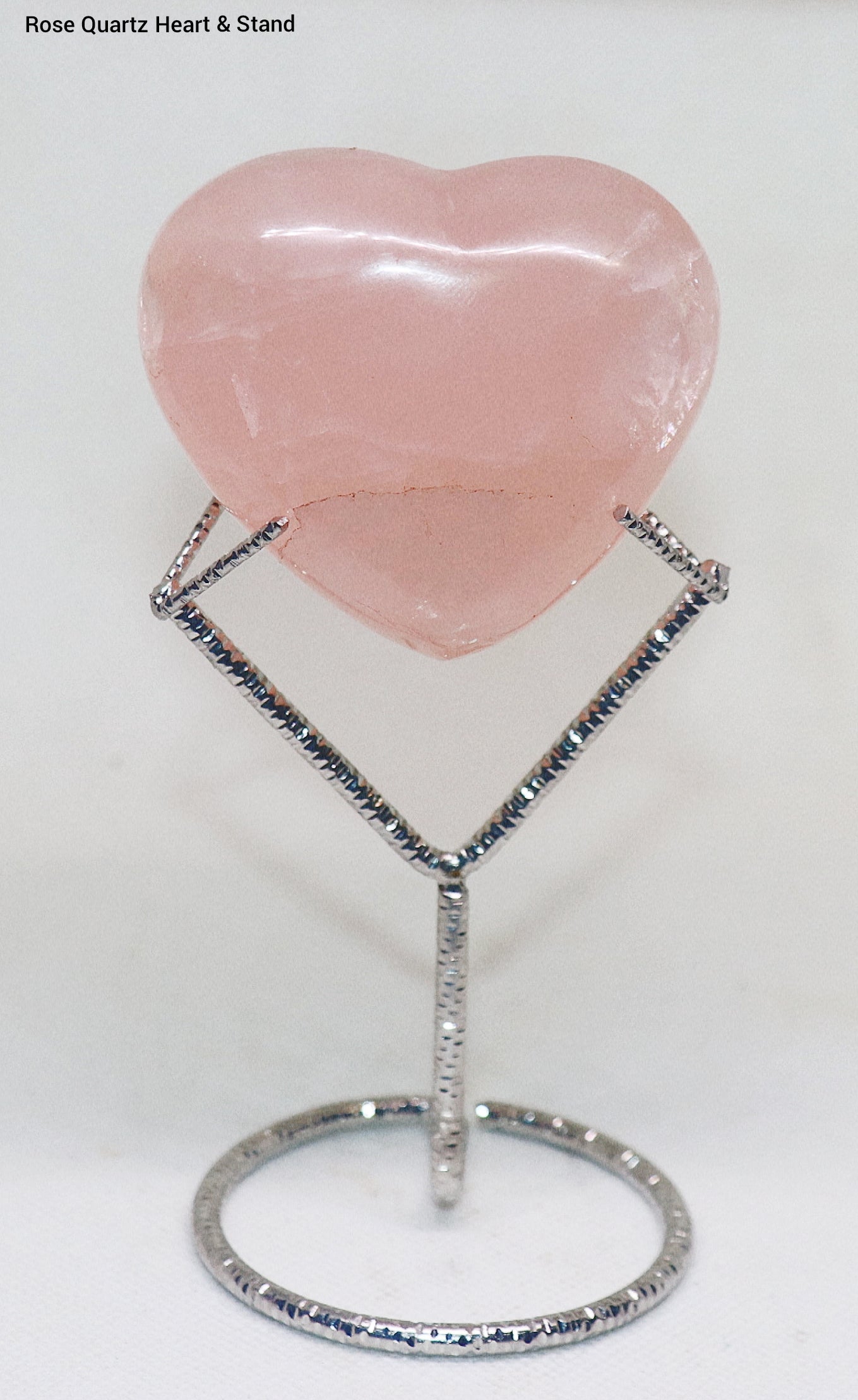 Cuarzo rosa en forma de corazón y soporte