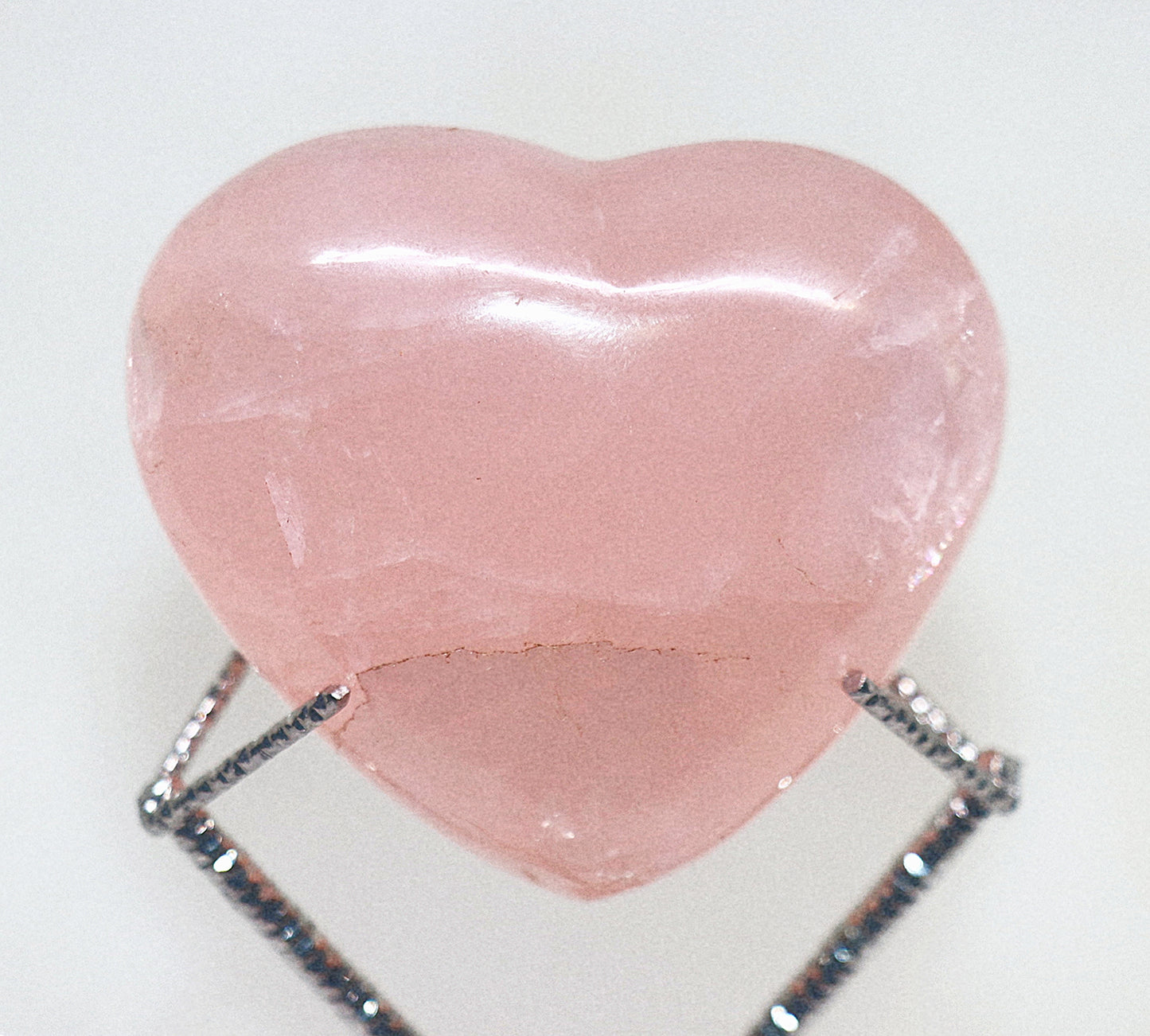 Cuarzo rosa en forma de corazón y soporte