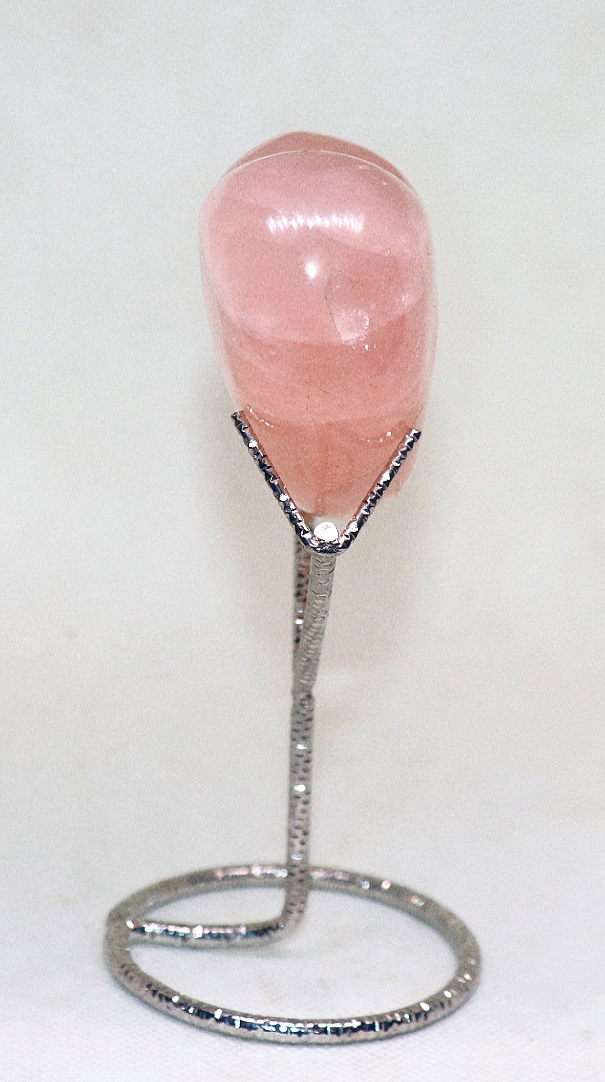 Cuarzo rosa en forma de corazón y soporte