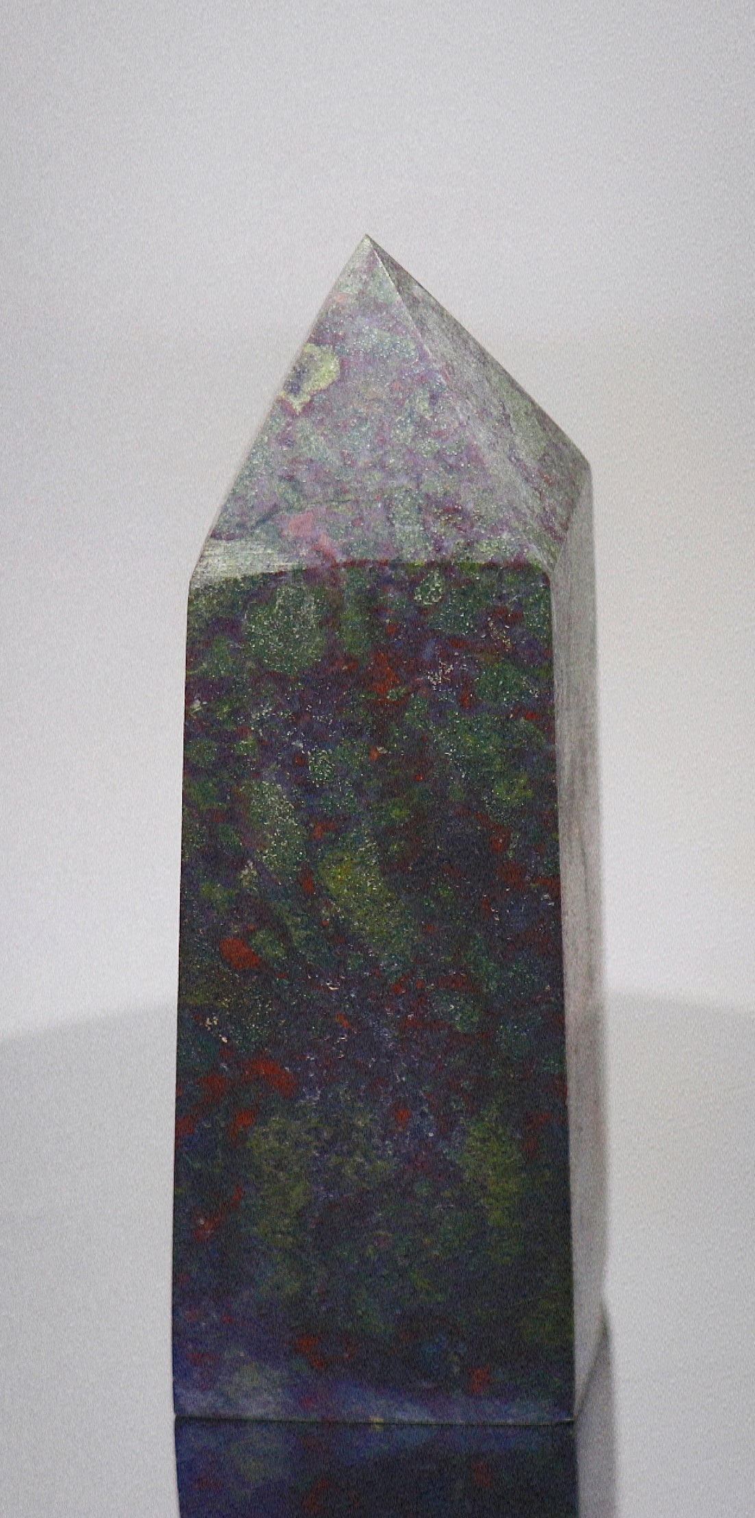 Torre de piedras preciosas de jaspe de sangre de dragón