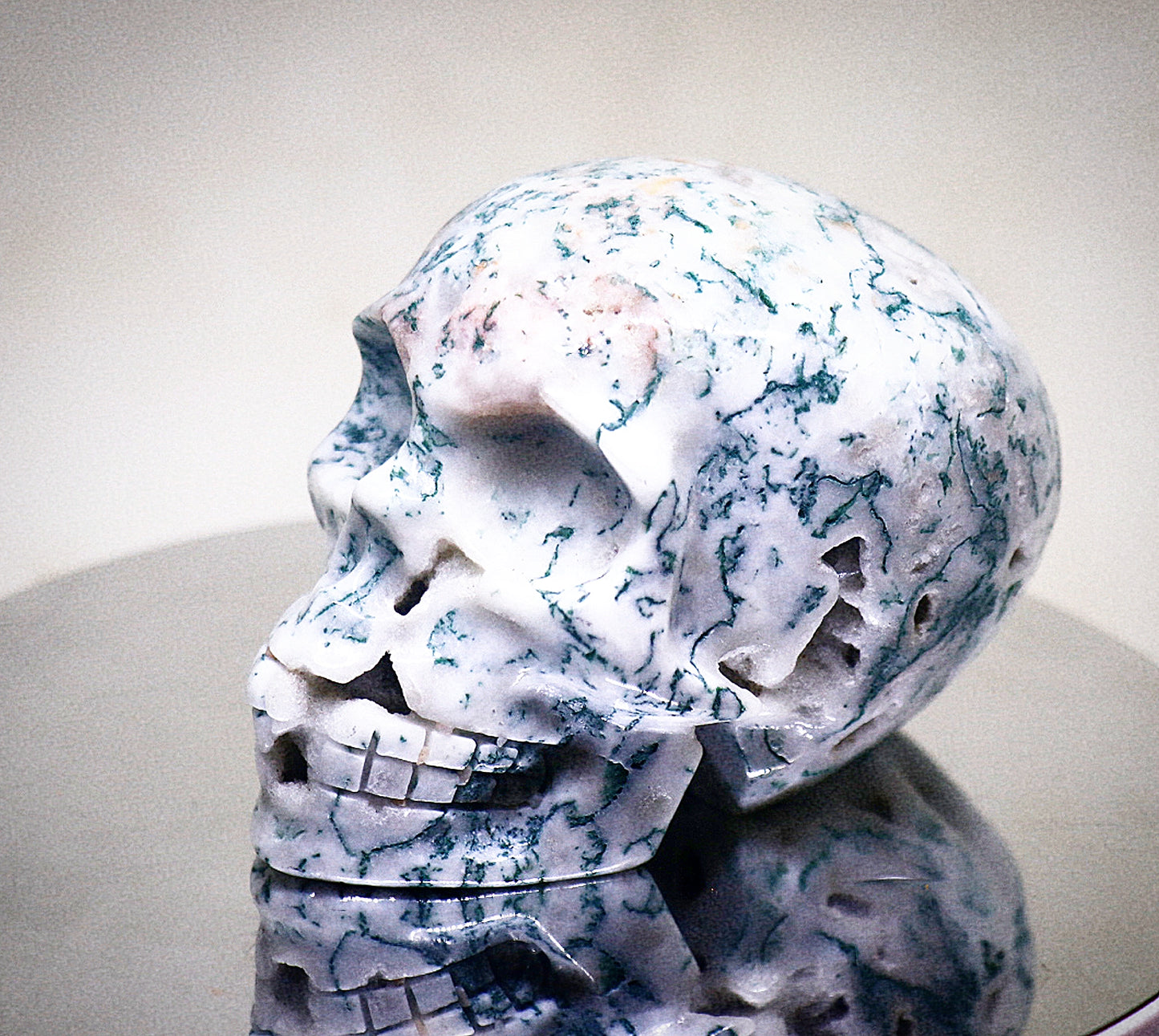 Cráneo tallado con piedra preciosa de ágata musgosa verde