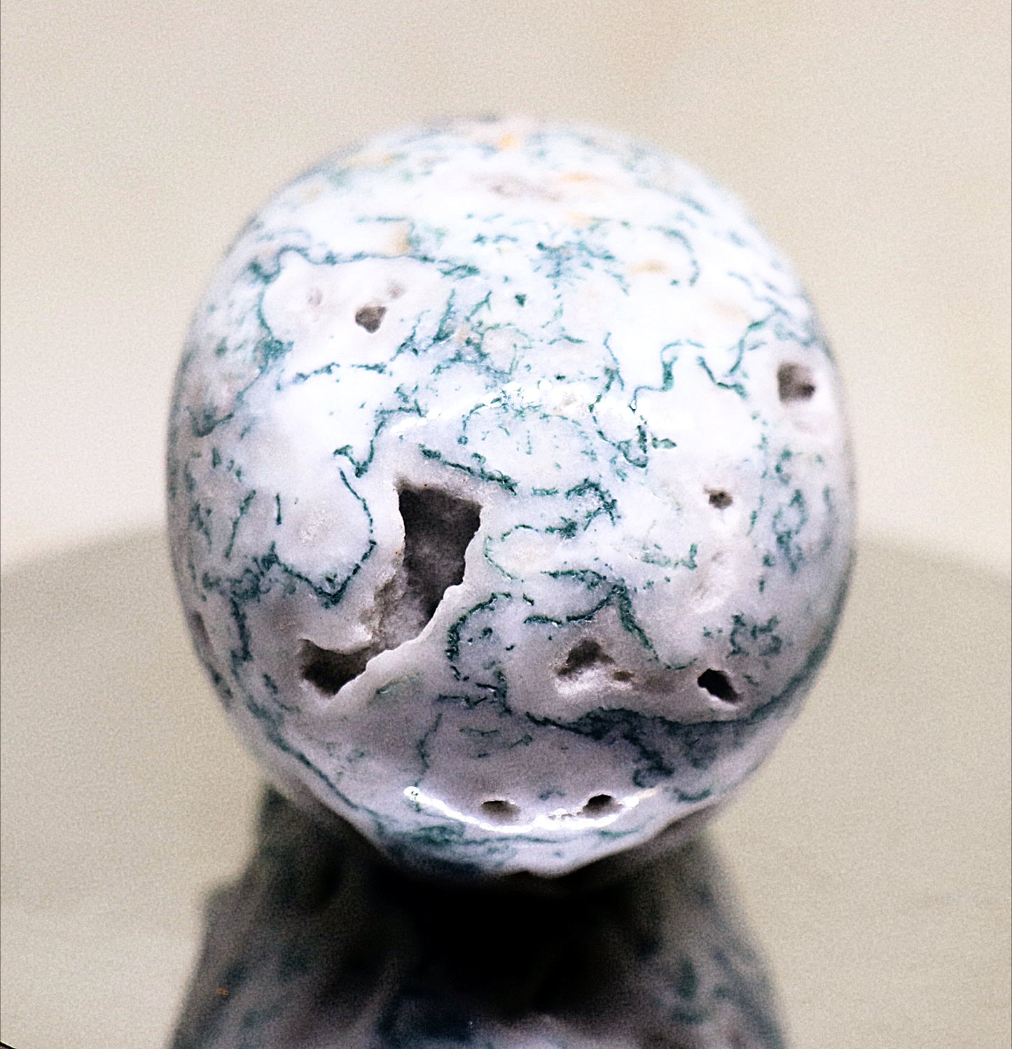 Cráneo tallado con piedra preciosa de ágata musgosa verde