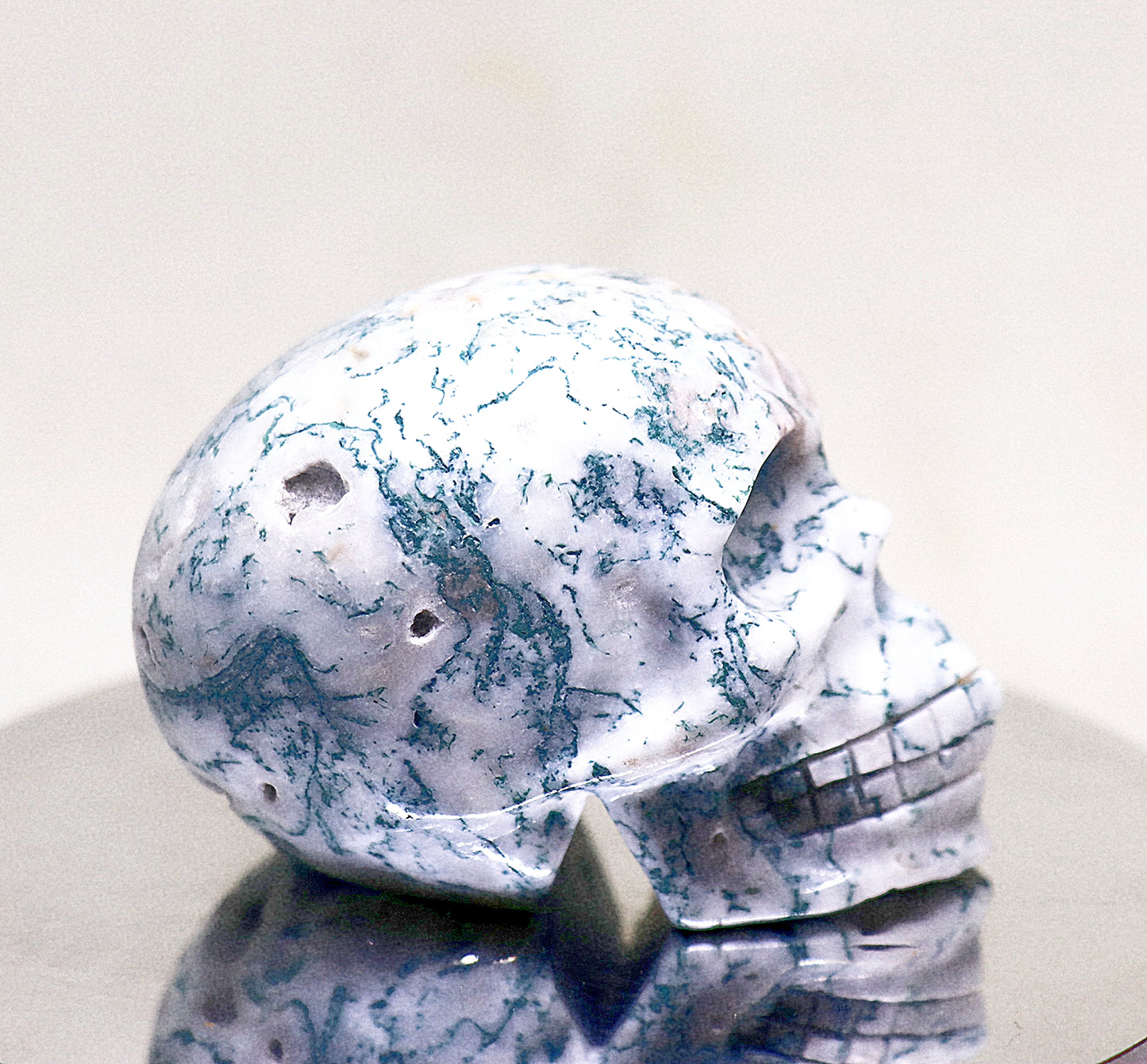 Cráneo tallado con piedra preciosa de ágata musgosa verde