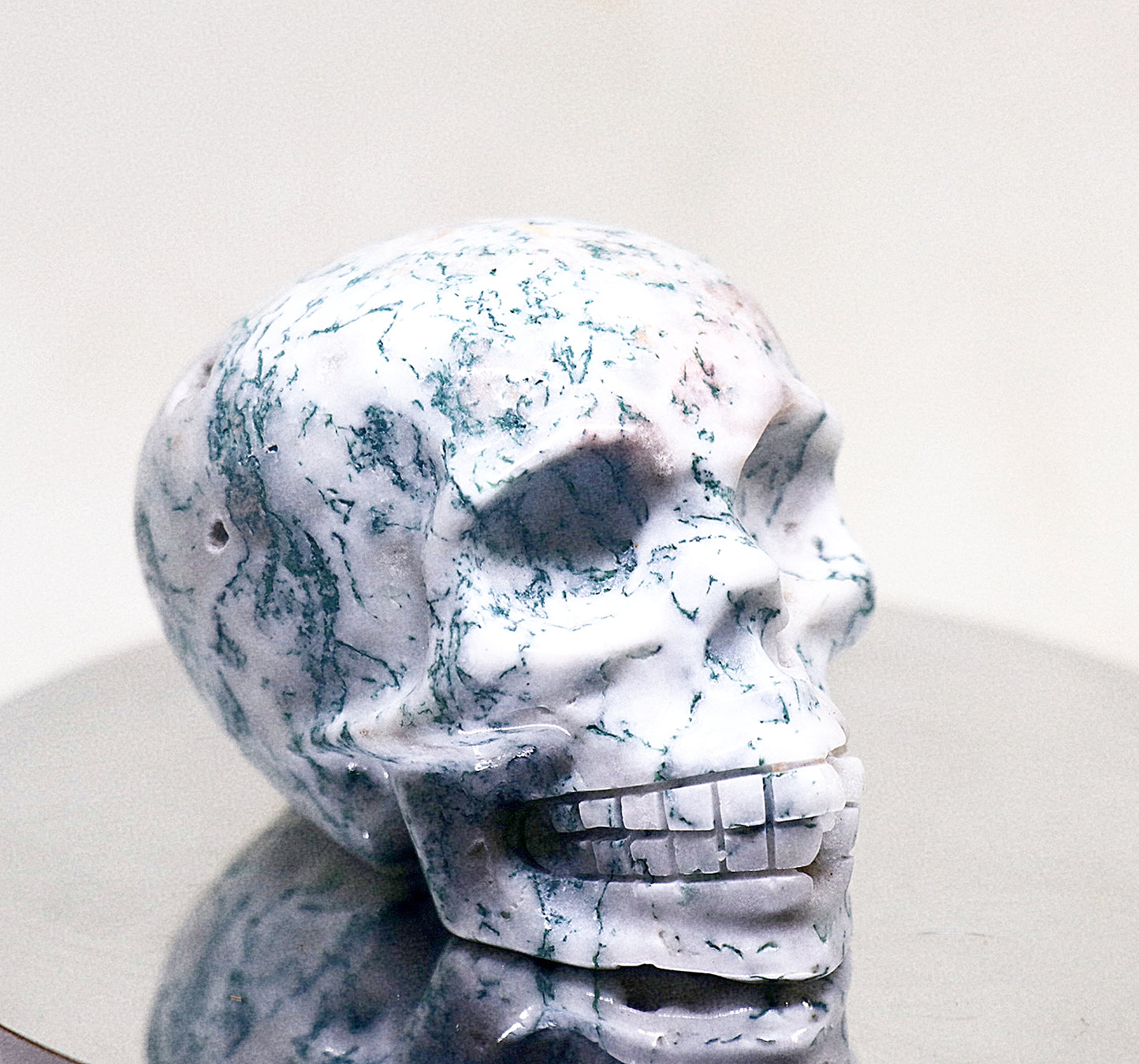 Cráneo tallado con piedra preciosa de ágata musgosa verde