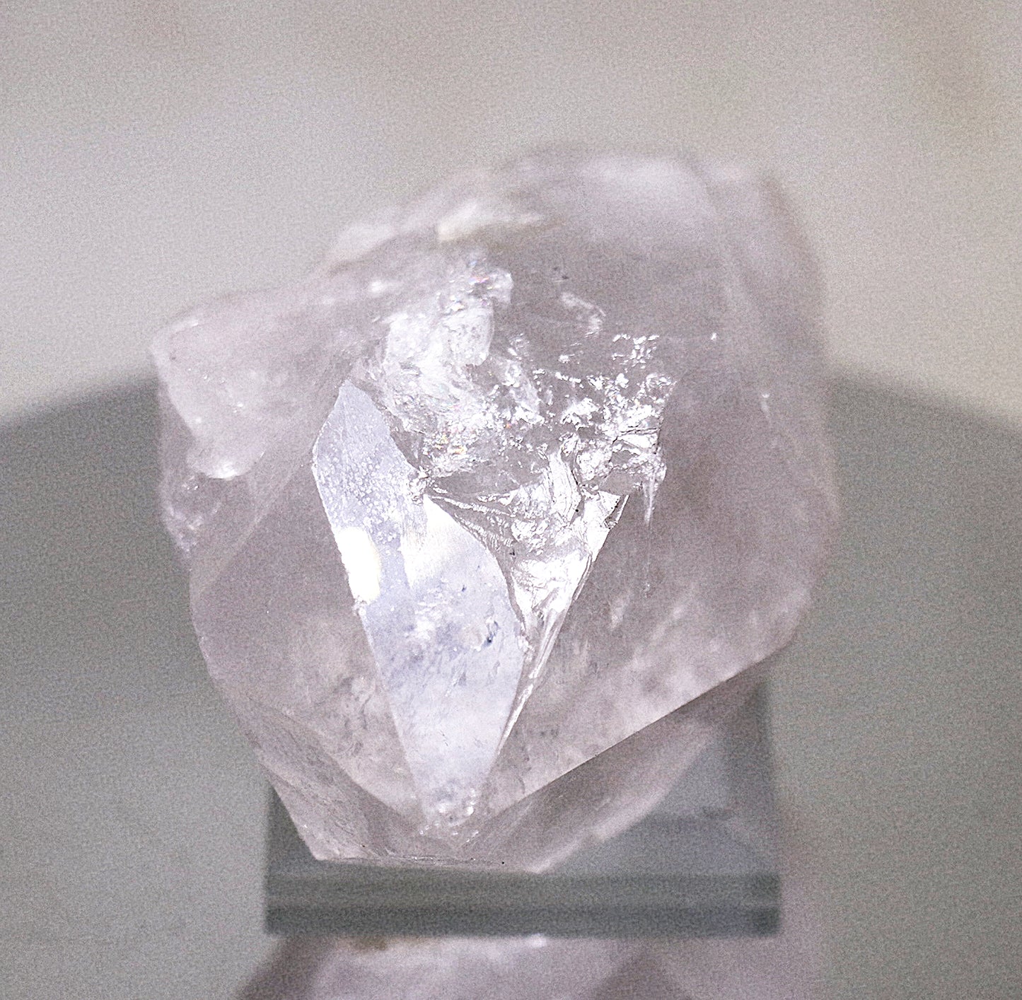 Soporte de vidrio y muestra de cuarzo transparente