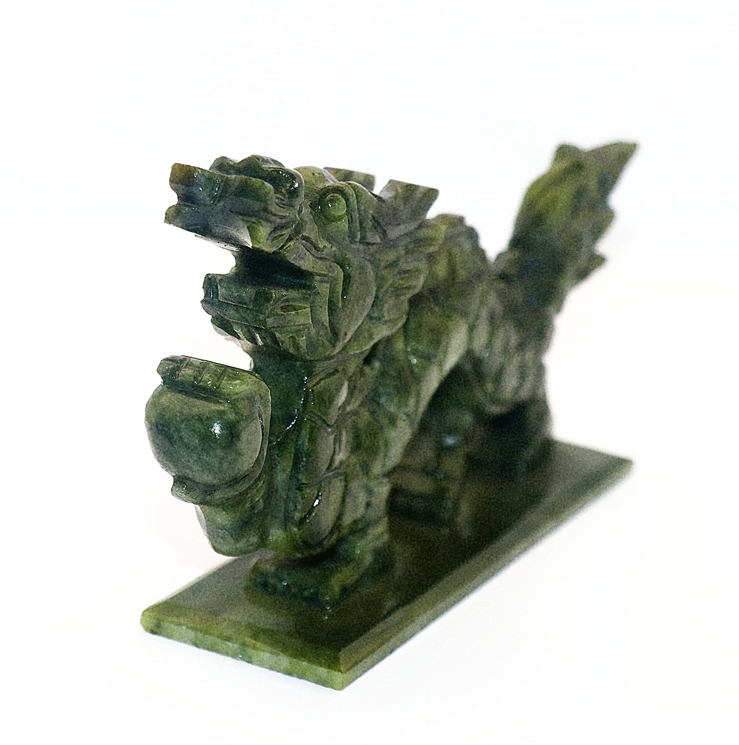 Rara piedra preciosa de jade verde tallada del cuerpo entero de un dragón