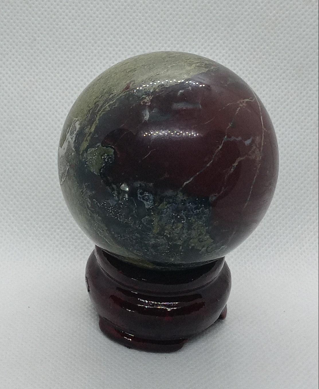 Esfera y soporte de jaspe de sangre de dragón natural de 50 mm