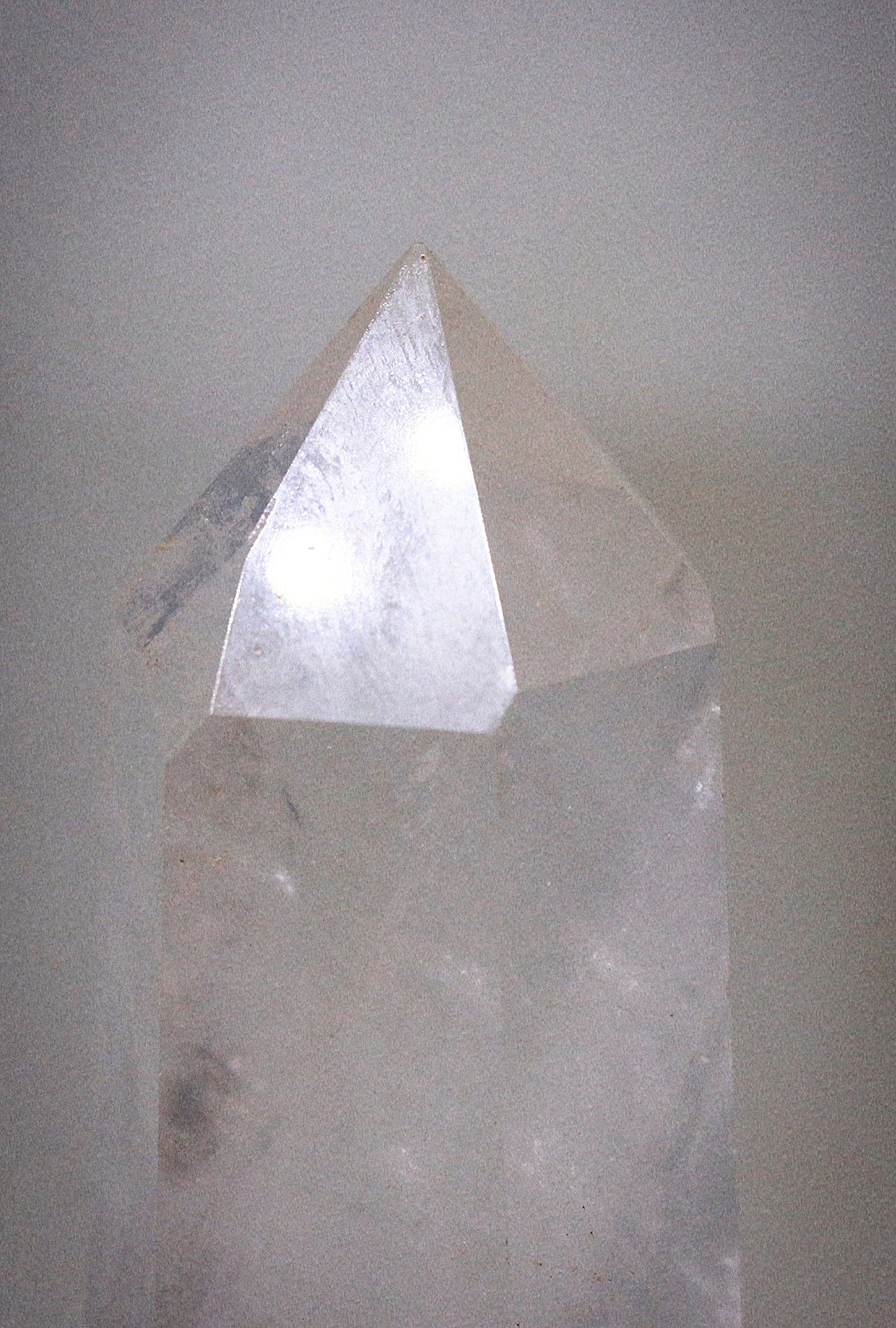 Torre de piedras preciosas de cuarzo transparente