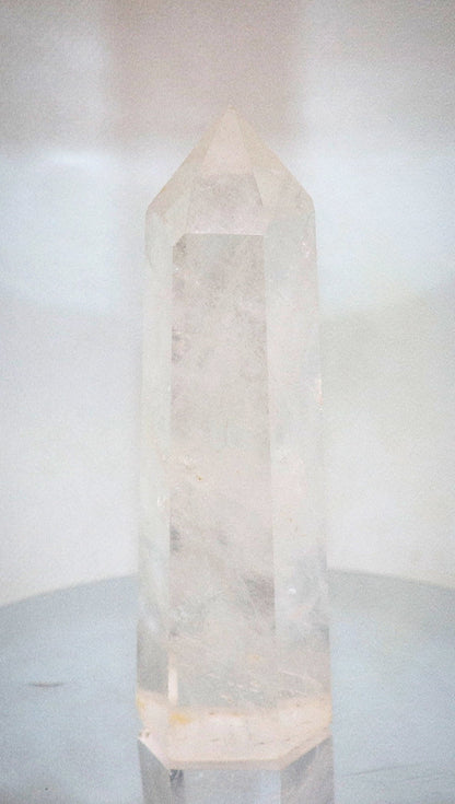 Torre de piedras preciosas de cuarzo transparente